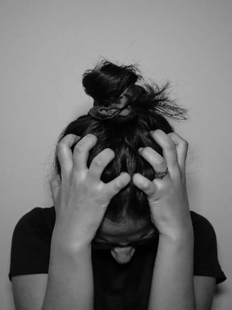 Personne penchée en avant, la tête dans les mains (mal-être)